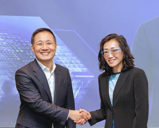 송승헌 맥킨지 한국오피스 대표\(왼쪽\)와 루스 선\(Ruth Sun\) 구글 클라우드 코리아 사장\(오른쪽\)이 파트너십 발표 후 만나 악수하고 있다. /맥킨지 제공