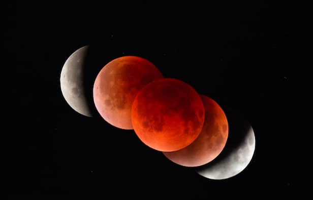 2025년 9월 8일 개기월식 연속 촬영 사진./한국천문연구원 전영범