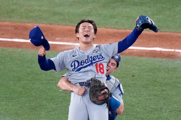 LA 다저스의 윌 스미스(오른쪽)가 1일(현지 시각) MLB 월드시리즈 7차전에서 팀이 토론토 블루제이스를 꺾은 후 투수 야마모토 요시노부와 함께 기뻐하고 있다. /AP 연합뉴스