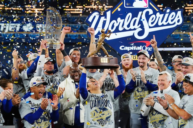 LA 다저스 투수 야마모토 요시노부(가운데)가 1일(현지 시각) MLB 월드시리즈 7차전에서 다저스가 토론토 블루제이스를 꺾은 뒤 MVP 트로피를 들어 올리고 있다. /AP 연합뉴스