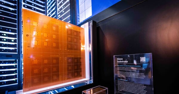 유리기판 상용화 앞두고... SK·삼성·LG, 기술 넘어 밸류체인 선점 경쟁 - 뉴스 썸네일 이미지
