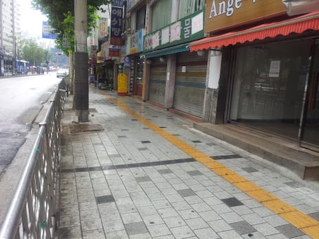 길음동 대로변에 빈 상점들이 늘어서 있다