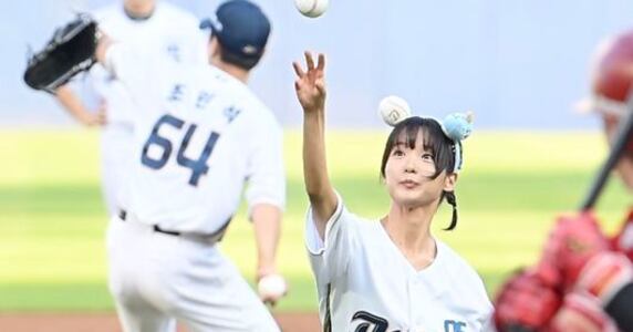 Han Ro-ro throws first pitch to support NC Dinos during KBO League game ...
