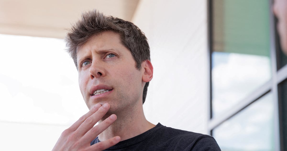 "아이폰 넘겠다" 오픈AI의 승부수... 사람처럼 말하는 AI 기기로 '스마... - 뉴스 썸네일 이미지