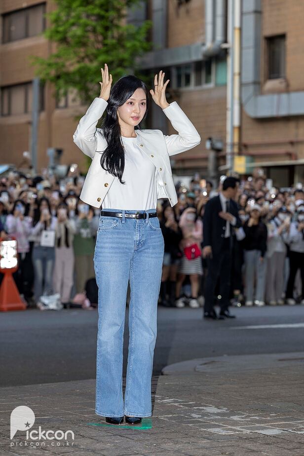 김지원, '눈물의 여왕'다운 왕관 포즈 [포토] - 조선비즈