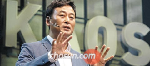 이기형 인터파크 회장이 지난해 열린‘제7회 카오스 과학콘서트’에서 강의하고 있다. 이 회장은 사재를 출연해 비영리 과학재단을 설립, 상·하반기 각 10회씩 대중 과학 강연을 열고 있다.