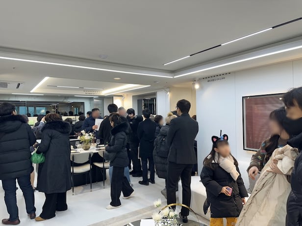 '사우역 지엔하임' 견본주택 유니트를 관람 중인 방문객들/ 사진= 문장건설