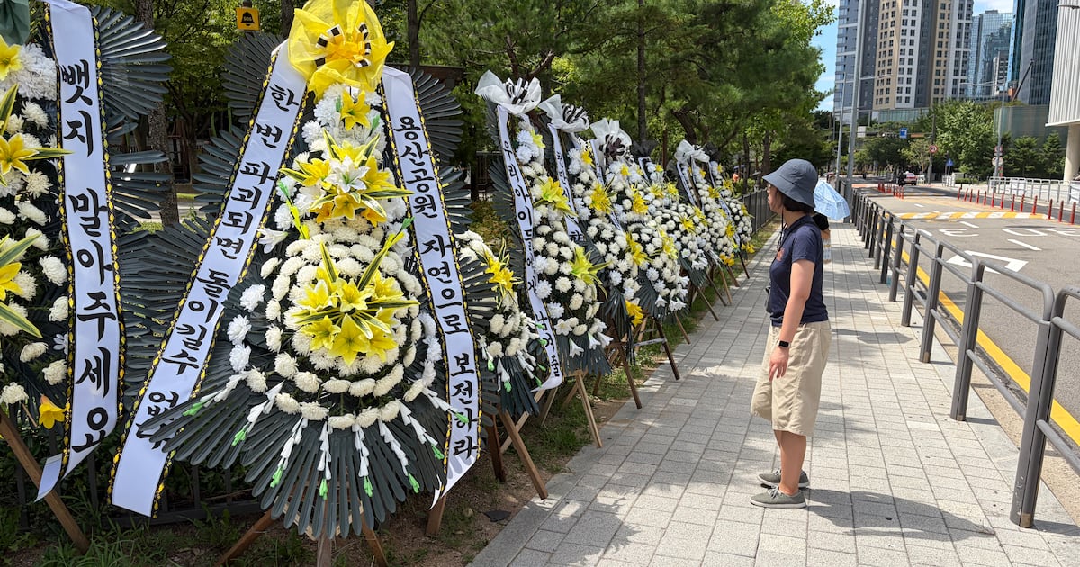 용산 어린이정원에 주택 공급? 주민들 근조화환 찌르며 강력 반발