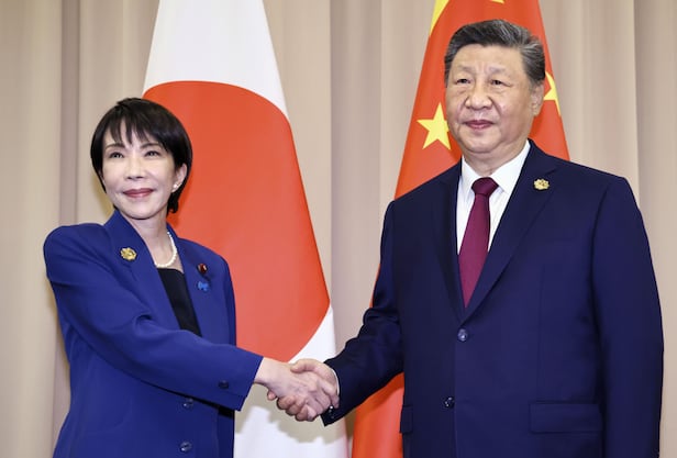習近平中国国家主席と高市早苗日本首相が先月31日、慶州での中日首脳会談に先立ち握手している。/聯合ニュース