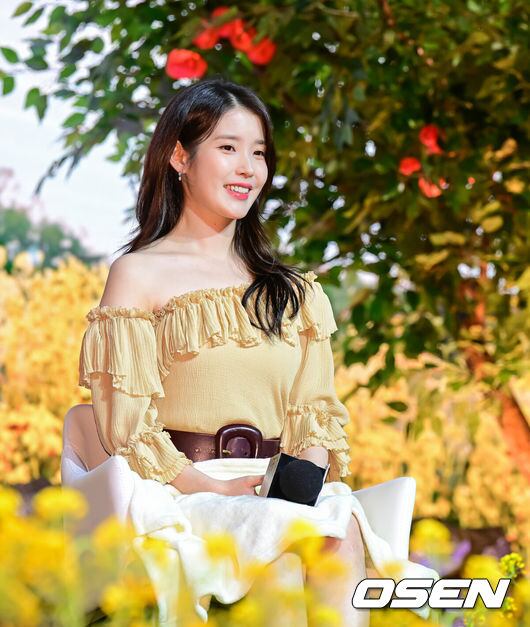 IU surprises Shin Chae-rin with snack truck for Netflix series filming ...