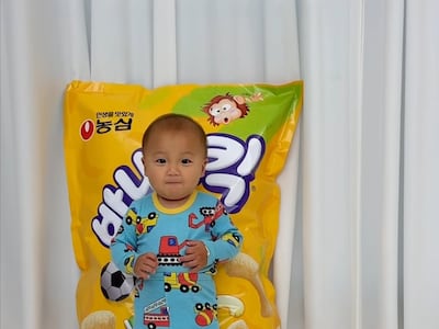 2600만명 홀린 ‘바나나킥 베이비’…키보다 큰 과자 받았다