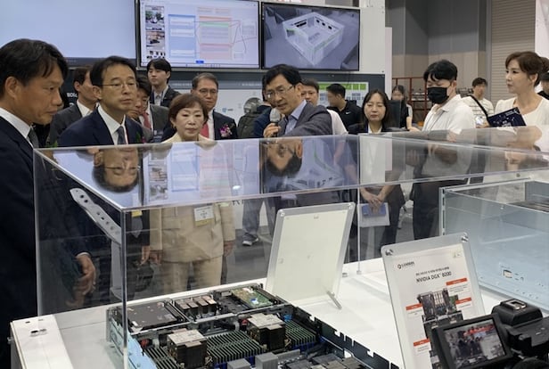 산업AI 엑스포 개막 당일 리더스시스템즈 부스에서 진행된 VIP 투어 장면. 사진 = 리더스시스템즈