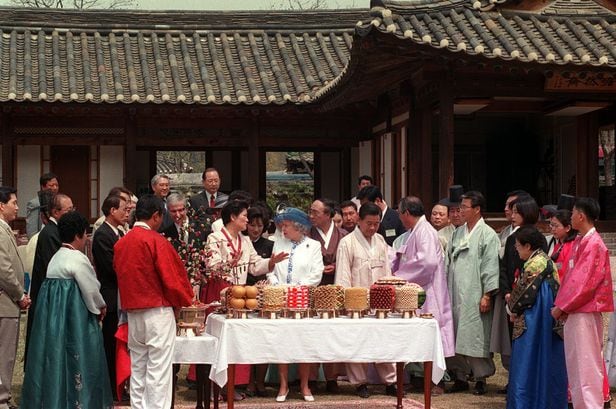 1999년 4월 21일 안동 하회마을의 전통한옥 '담연재'를 찾은 엘리자베스 여왕이 48가지 전통음식으로 푸짐하게 차려진 생일상을 받았다. /조선DB