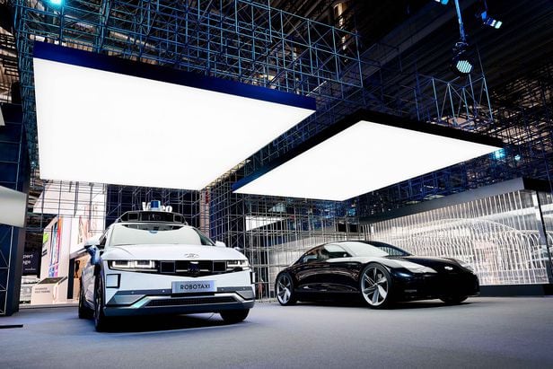 현대차가 독일 뮌헨 'IAA 모빌리티 2021'에 꾸민 전시관 모습. '아이오닉5' 로보택시(왼쪽)와 현대차의 두 번째 전용 전기차 '아이오닉6'의 콘셉트카 '프로페시'가 전시됐고, 오른쪽에 하반기 공개될 아이오닉 브랜드 대형 SUV 콘셉트의 실루엣도 공개됐다./현대차 제공