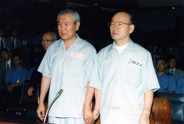 1996년 8월 26일 12·12와 5·18 선고공판에서 노태우 전 대통령과 전두환 전 대통령. /조선DB